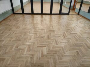 Odnawianie drewnianych podłóg i schodów w Lipnie